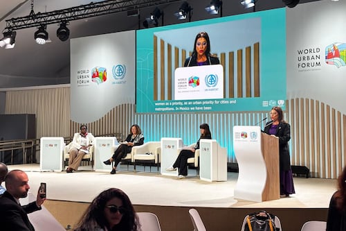 En Foro Urbano Mundial, Clara Brugada llama a construir ciudades feministas, incluyentes y con derecho a la vivienda