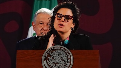 Luisa María Alcalde fue arropada por los Diputados de Morena para la dirigencia nacional de ese partido (Foto : ROGELIO MORALES /CUARTOSCURO)