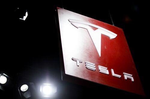 Tesla se desploma, revirtiendo el alza por tuits en solo 2 días