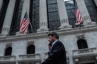 Wall Street cierra con pérdidas; asimilan decisión de la Fed y reportes corporativas