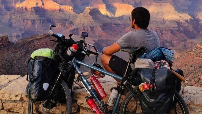¿Quién es Carlos Redondo, el español que viaja de Canadá a Sinaloa en bici? ‘La gente buena me cuida’