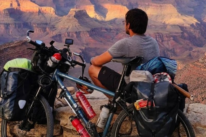 ¿Quién es Carlos Redondo, el español que viaja de Canadá a Sinaloa en bici? ‘La gente buena me cuida’