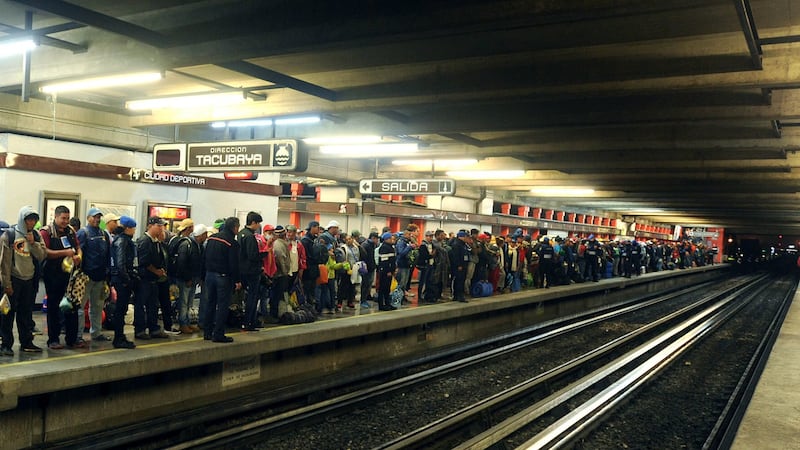 ‘Los trenes hacen base en las estaciones’: Usuarios de Línea B del Metro esperan hasta 10 minutos este viernes