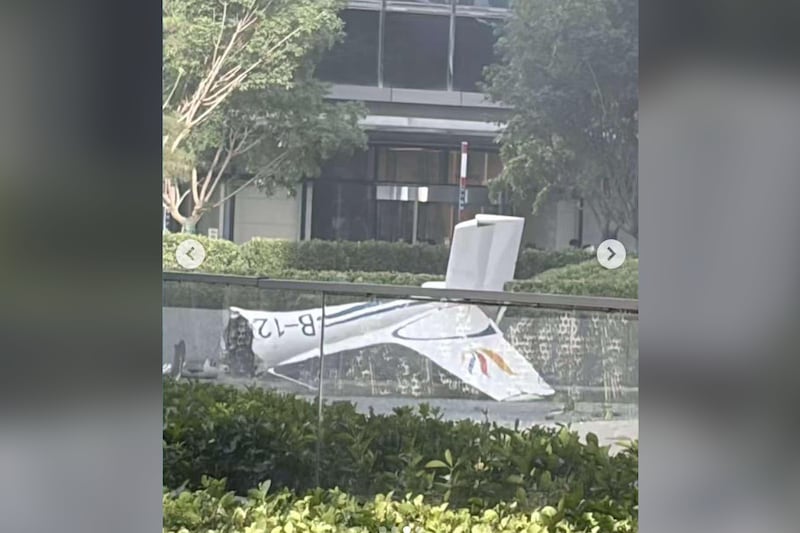 Revelan por qué un avión se estrelló en el edificio más alto de China: Iba a chocar con otra aeronave