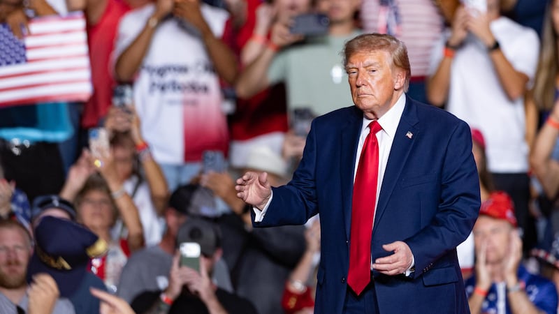 Interrumpen discurso de Trump en Texas dos veces: Presidente de EU responde con un ‘chiste’