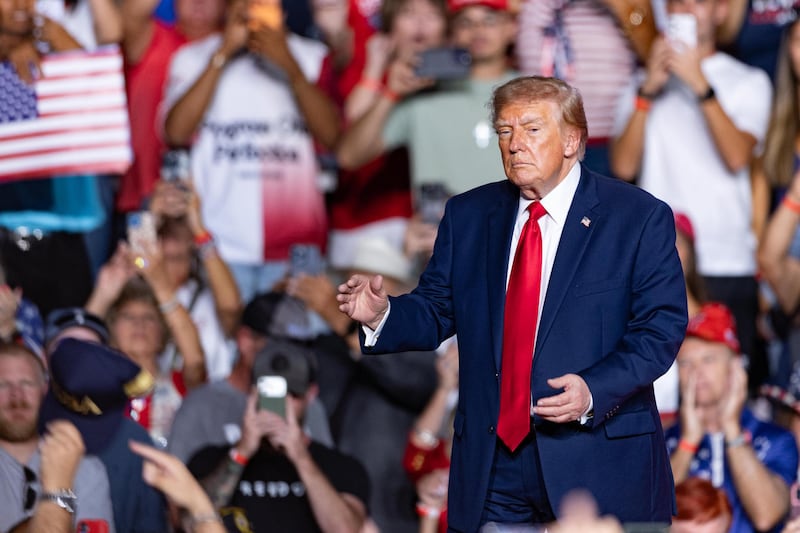 Interrumpen discurso de Trump en Texas dos veces: Presidente de EU responde con un ‘chiste’