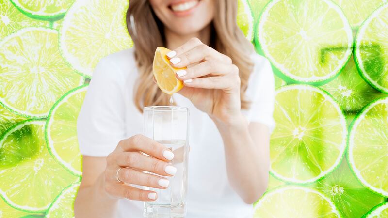 ¿Qué pasa si tomo agua con limón en ayunas?