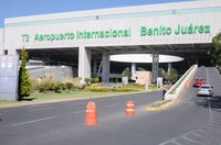 Balacera en el AICM: Policías y civiles se enfrentan en estacionamiento de Terminal 2