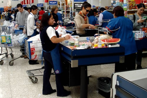 Morena en Senado plantea que 'cerillos', meseros y despachadores de gasolina tengan salario fijo