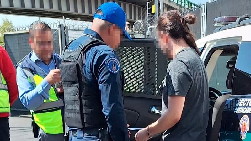 Pasajero de Aeroméxico salta de avión que estaba en posición de espera en el AICM