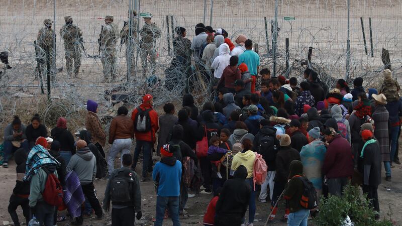 Corte de EU bloquea entrada en vigor de ley migratoria de Texas mientras la evalúa