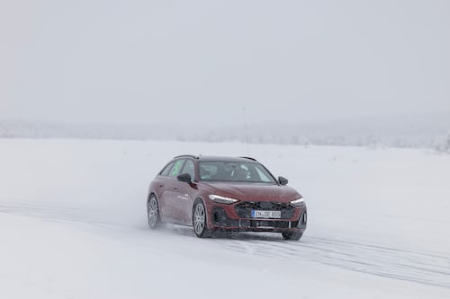 Irse al polo norte a manejar sobre lagos congelados. Así es la experiencia de Audi.
