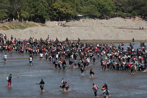 Migrantes intentan cruzar el río Suchiate para llegar a México