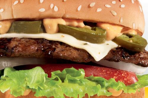 ¿No sabes qué comer hoy? Carl's tiene hamburguesas por solo 1 peso