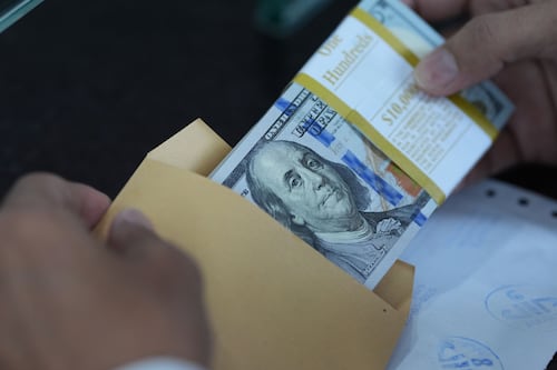 De amigos distantes a enemigos cercanos: la hipocresía financiera