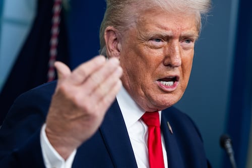 Trump defiende mano dura en la frontera y golpe contra los cárteles