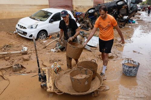 Protestan en Barcelona contra la gestión de la dana en Valencia