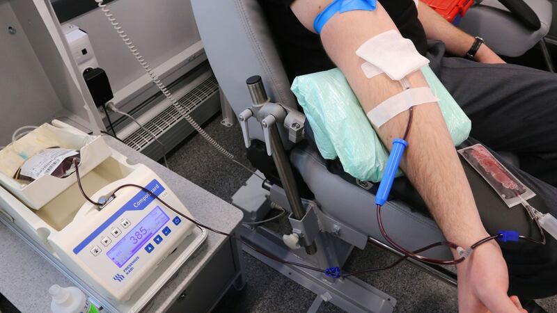 Encuentran microplásticos en sangre humana, podrían viajar por los órganos: estudio