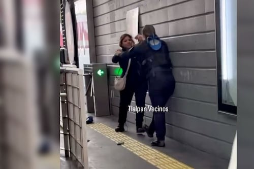 ¡Llamen a la policía! Un momento... Pelean dos agentes de la CDMX en estación del Metrobús (VIDEO)