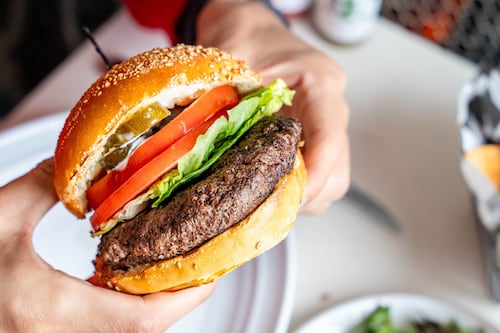 ‘Jamás notarían la diferencia’: ¿Por qué las hamburguesas en EU llevan menos carne y más verduras?