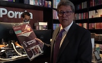 ‘Es una diversión’: Monreal invita a intercambiar ‘estampitas’ del álbum Panini en el Senado