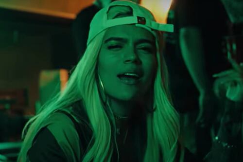 ¿Qué dice ‘+57’, polémica canción de Karol G que comentó hasta el presidente de Colombia?