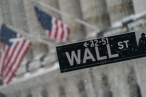 Wall Street ‘sonríe’ tras revés de la Corte a aranceles de Trump; BMV gana