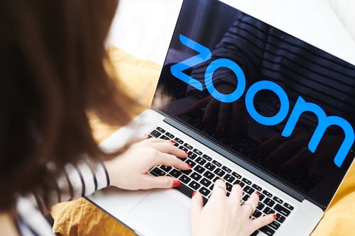 Zoom regresa tras varias horas de fallas en pleno regreso a clases