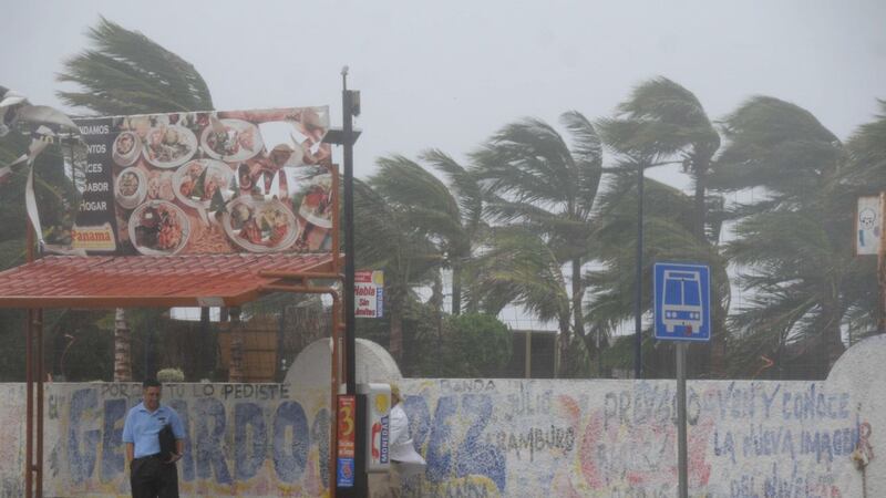 ‘Rick’ se debilita a baja presión remanente sobre Jalisco