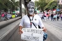 Trabajadores del IMSS protestan afuera de Palacio Nacional; acusan despliegue de policías y vallas