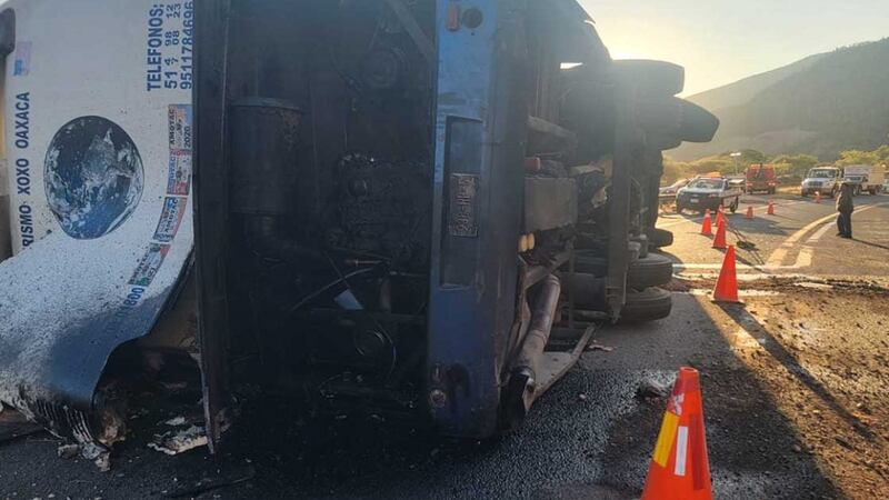 Vuelca autobús en carretera Oaxaca-Cuacnopalan; hay al menos 18 migrantes muertos