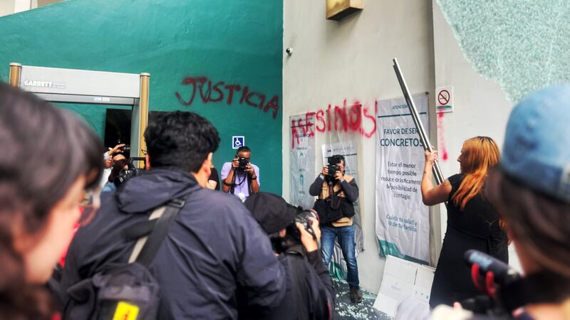 Activistas protestan por falta de justicia en transfeminicidios; son agredidas en el Poder Judicial de CDMX