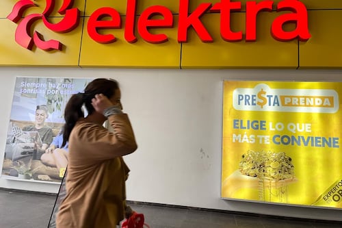 ‘Pega’ a resultados de Elektra pago de adeudos al SAT