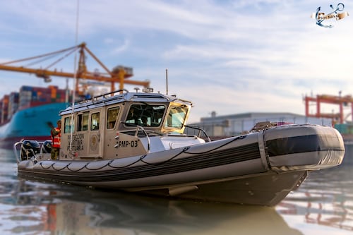 Buque encalló en isla mexicana; rescatan a 25 personas