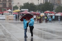 ¿Dónde quedó el ‘calorcito’? Lluvias y granizo sorprenden a la CDMX en el inicio de Semana Santa