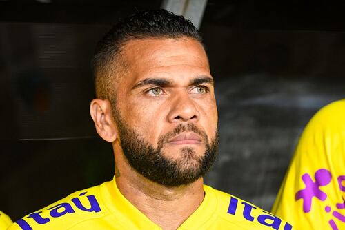 Captan a Dani Alves predicando fe evangelista en un templo tras ser absuelto en caso por abuso sexual