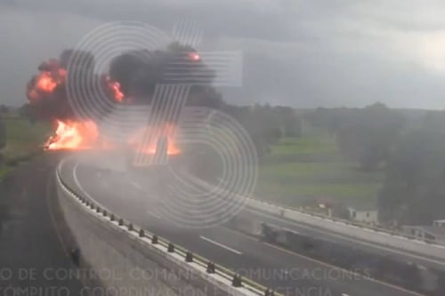 (Video) Pipa cargada de combustible vuelca y explota; cierran carretera México-Veracruz