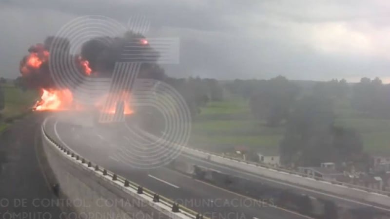 (Video) Pipa cargada de combustible vuelca y explota; cierran carretera México-Veracruz