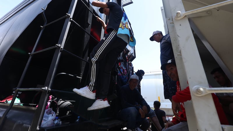 El drama de los migrantes en México: Duermen junto a la basura y pasan frío para subirse a La Bestia