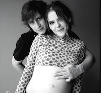 Yuya anuncia su embarazo con foto junto a Siddhartha