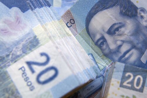 El peso 'le come' 20 centavos al dólar en bancos
