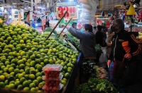 Plan contra inflación de AMLO es tardío y no bajará precios, advierten pequeños comerciantes