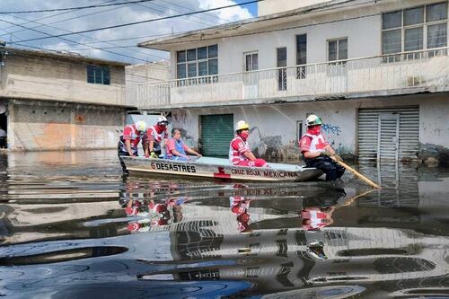 Chalco a 20 días ‘bajo el agua podrida’: En lanchas, rescatan a 64 habitantes para trasladarlos a albergues