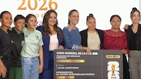 Sheinbaum entrega boletos para el Mundial a ganadoras del concurso de dominadas