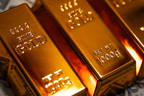 Precio del oro cae por la tensión renovada en el estrecho de Ormuz