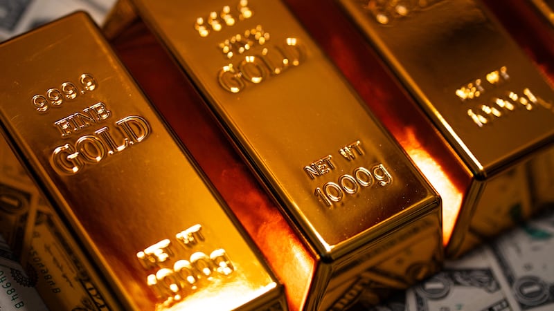 Precio del oro cae por la tensión renovada en el estrecho de Ormuz