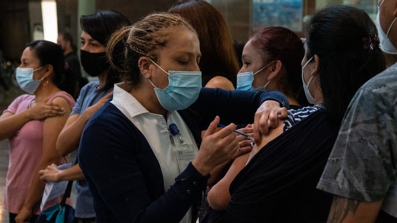 Vacunación COVID-19 en México: se aplican 698,554 dosis; van 52.7 millones en total