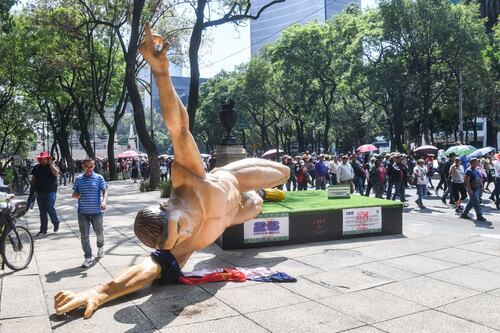 Gigantes mundialistas dañados por la CNTE volverán a ser exhibidos; les encuentran nueva sede
