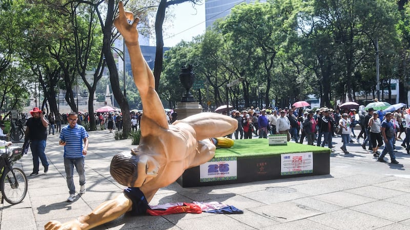 Gigantes mundialistas dañados por la CNTE volverán a ser exhibidos; les encuentran nueva sede