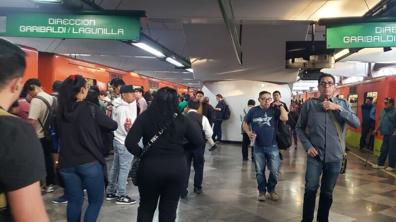 Línea 8 del Metro avanza a ‘paso de tortuga’: ¿Por qué los trenes tardan hasta 20 minutos en pasar?